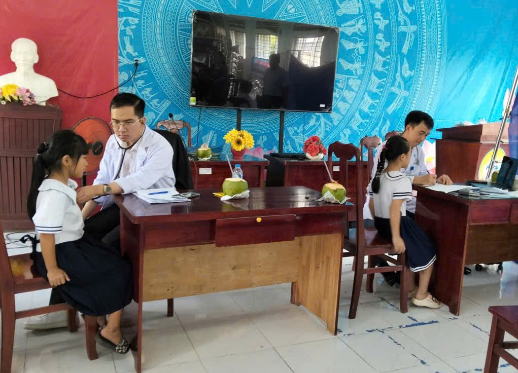 Tổ chức khám bệnh, tầm soát bệnh lý tim miễn phí cho học sinh tại xã Trung Ngãi