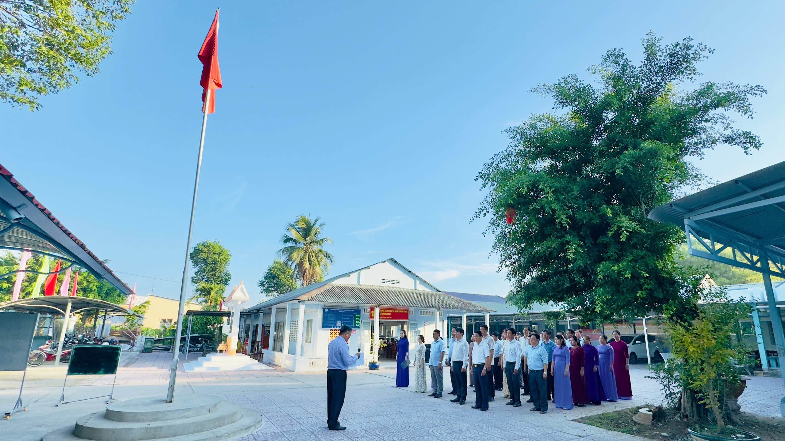 Xã Trung Ngãi tổ chức chào cờ Tổ quốc và hát Quốc ca vào sáng thứ Hai tuần đầu tiên của tháng.