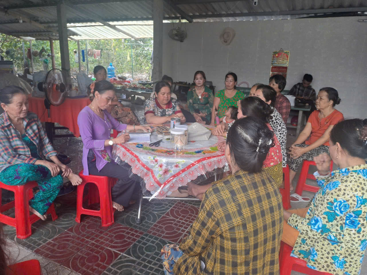 Chi hội phụ nữ ấp 8, xã Trung Ngãi tổ chức sinh hoạt chi hội định kỳ và bốc thăm xoay vòng vốn
