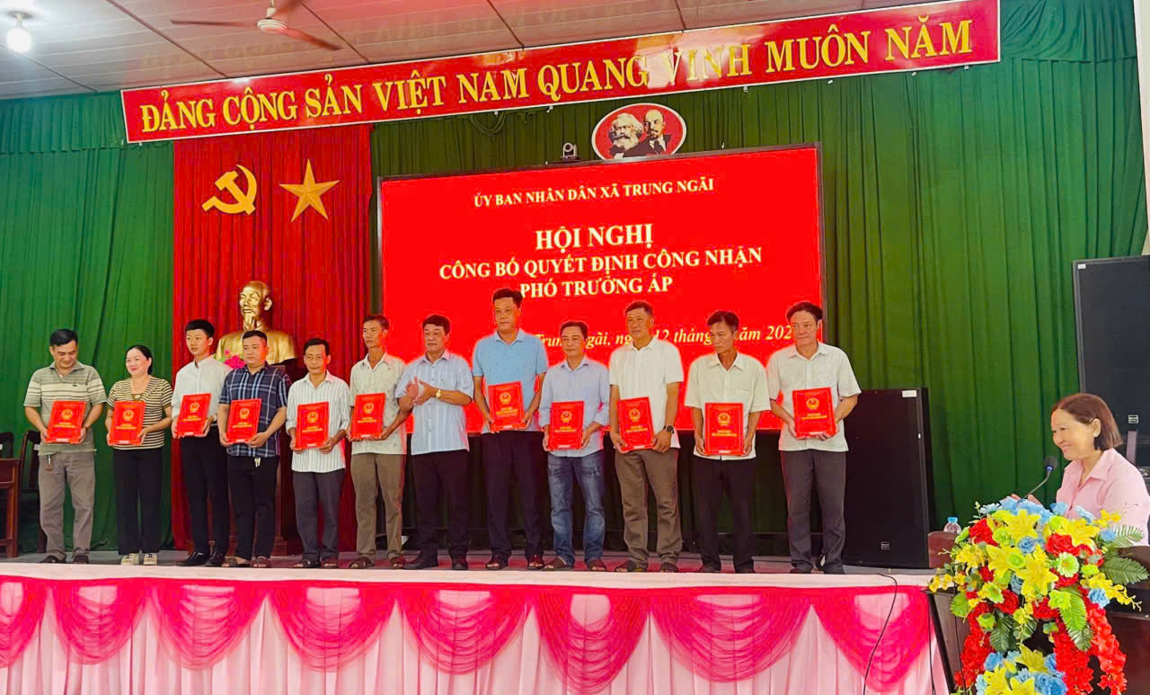 Tổ chức hội nghị công bố các nghị quyết, quyết định về tổ chức bộ máy và nhân sự các ấp trên địa bàn xã