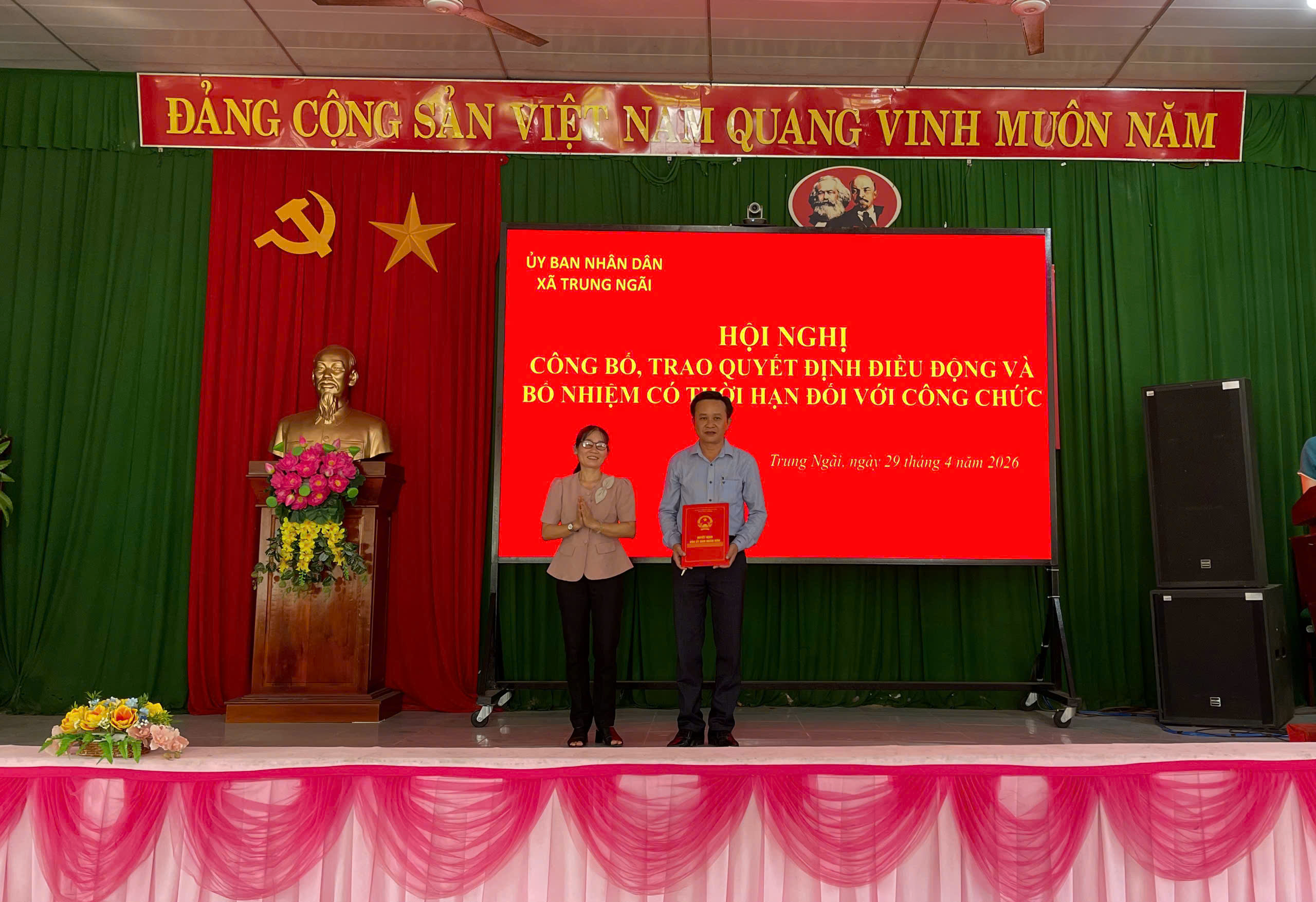 Xã Trung Ngãi tổ chức Hội nghị công bố Quyết định về công tác Cán bộ