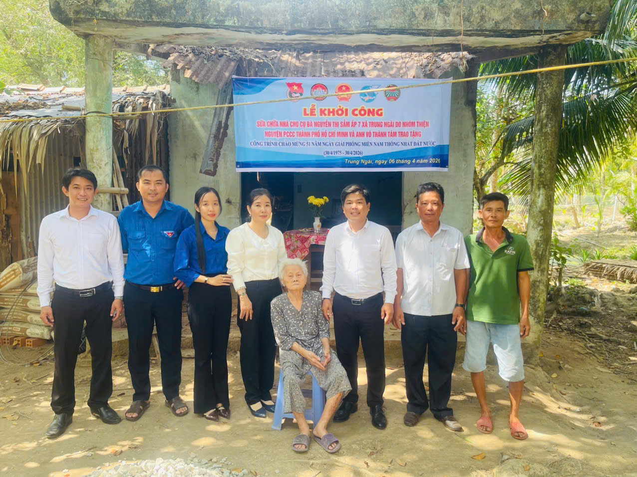 Hoạt động ý nghĩa chào mừng 30/4, Hội Nông dân xã Trung Ngãi phối hợp mặt trận và Ban ngành Đoàn thể xã vận động kinh phí sửa chữa nhà cho hộ nghèo.