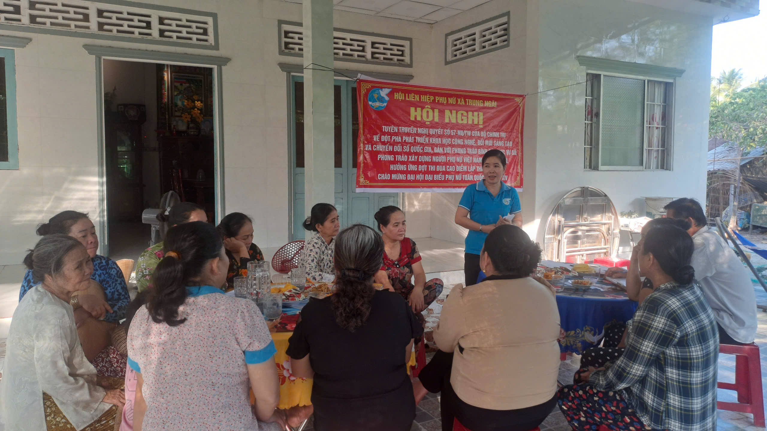Chi Hội Phụ nữ ấp 3 xã Trung Ngãi sinh hoạt Chi hội quý 2, lồng ghép tuyên truyền Nghị quyết 57-NQ/TW về chuyển đổi số