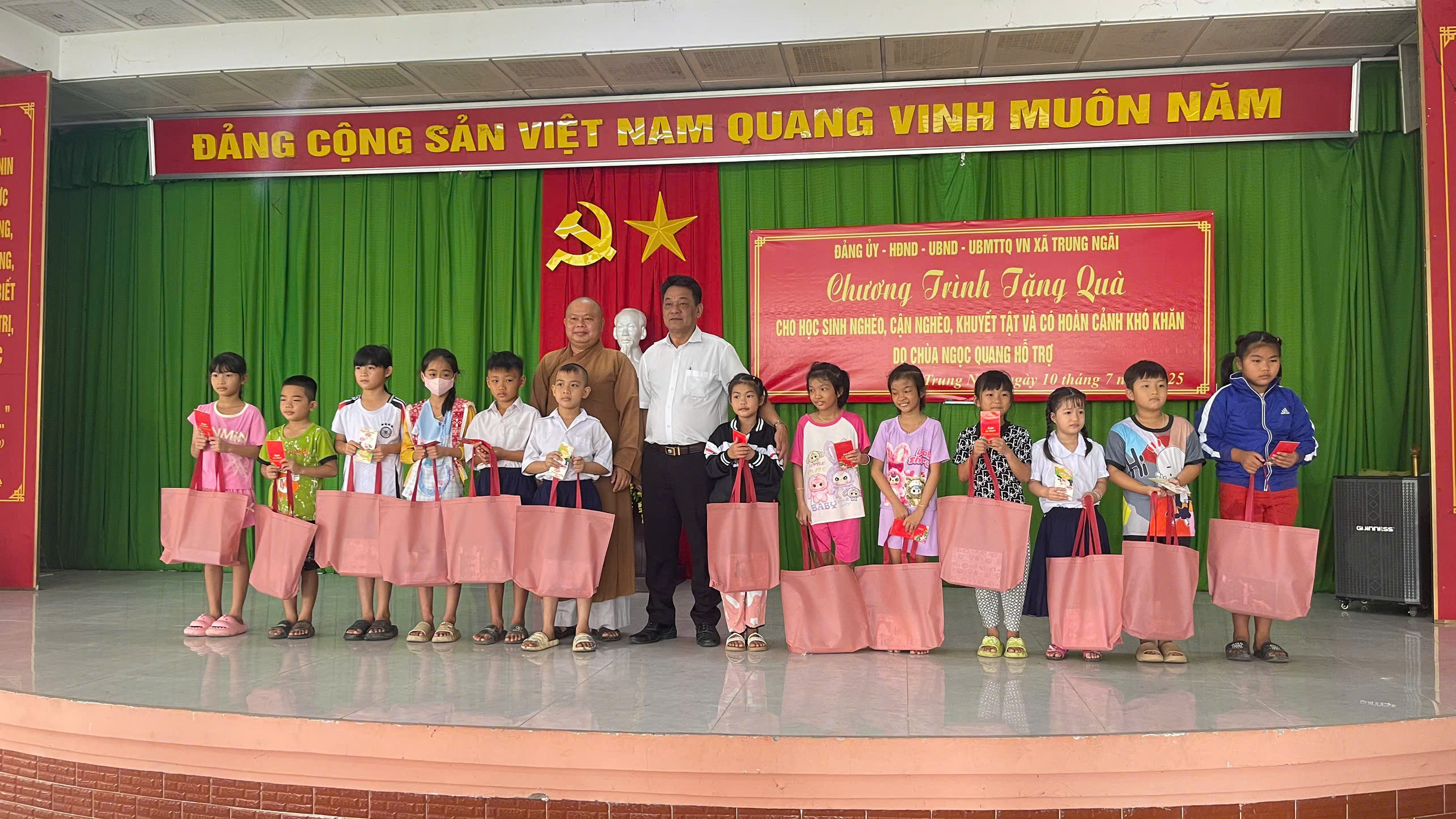 Chương trình tặng quà cho học sinh nghèo, cận nghèo, khuyết tật và có hoàn cảnh khó khăn do Chùa Ngọc Quang hỗ trợ trên địa bàn xã Trung Ngãi.